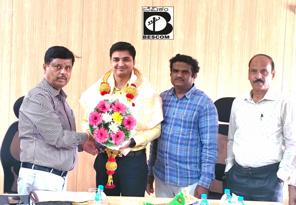 Er. Dhananjaya EE Office, BESCOM Nelmangala, Bangalore facilitating Puneeth Bhurat after presentation.